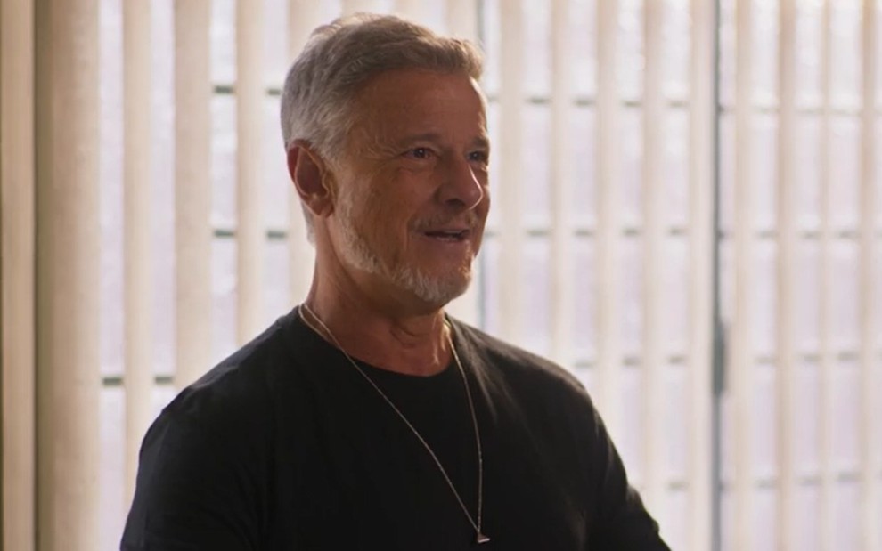 O ator Marcello Novaes com leve sorriso em cena de Dona de Mim