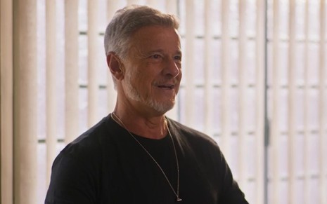O ator Marcello Novaes com leve sorriso em cena de Dona de Mim