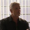 O ator Marcello Novaes com expressão séria em cena de Dona de Mim