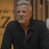 O ator Marcello Novaes com expressão séria em cena de Dona de Mim