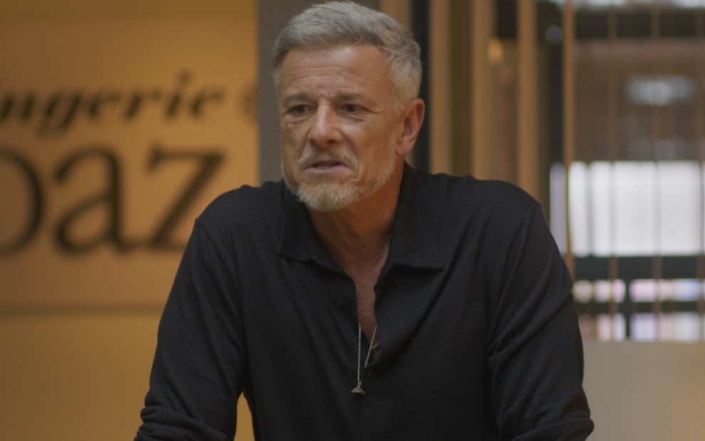 O ator Marcello Novaes com expressão séria em cena de Dona de Mim