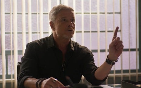 O ator Marcello Novaes com expressão séria em cena de Dona de Mim