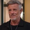 O ator Marcello Novaes com expressão séria em cena de Dona de Mim