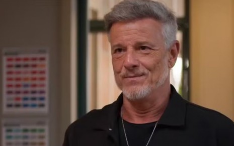 O ator Marcello Novaes com expressão séria em cena de Dona de Mim