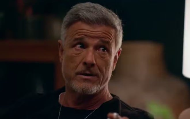 O ator Marcello Novaes com expressão séria em cena de Dona de Mim