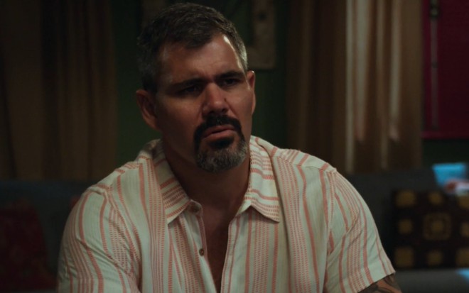 O ator Juliano Cazarré com expressão séria em cena de Volta por Cima