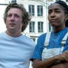 Jeremy Allen White e Ayo Edebiri em cena de The Bear, ambos olham para a frente com indignação e usam roupas azuis