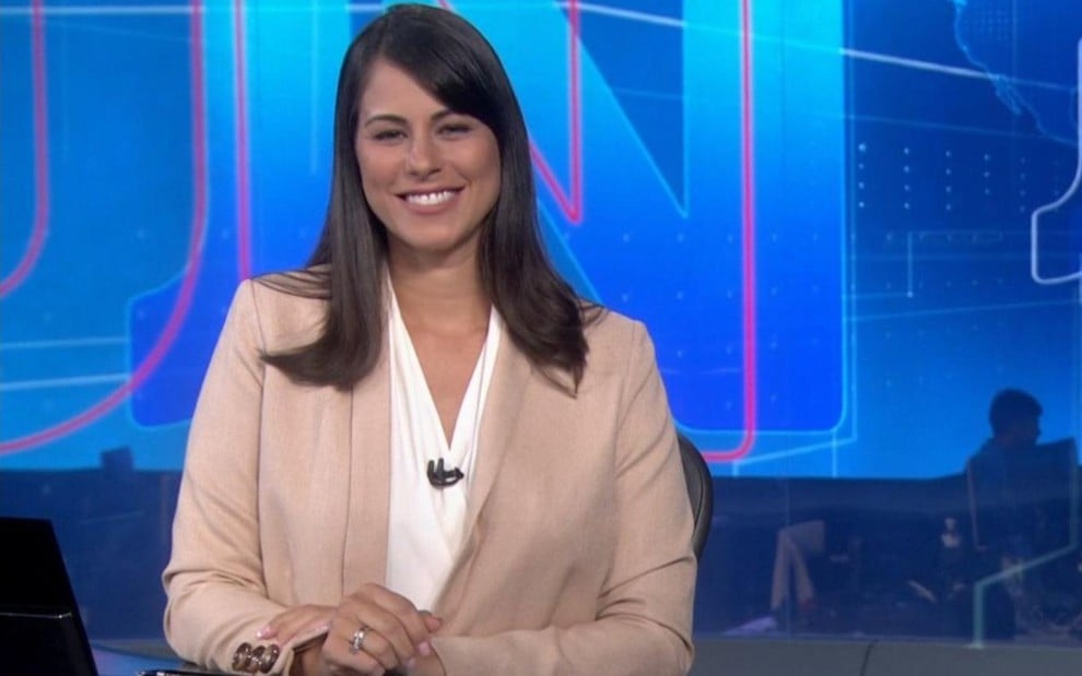 Jessica Senra na bancada do Jornal Nacional