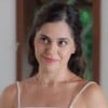 Jessika Alves está com cabelo meio preso e sorri em cena de A Vida Secreta do Meu Marido Bilionário