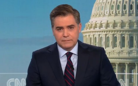 Jim Acosta na CNN; âncora usa terno e tem a casa branca ao fundo