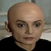 A atriz Joana Fomm, careca, como Perpétua em cena de Tieta