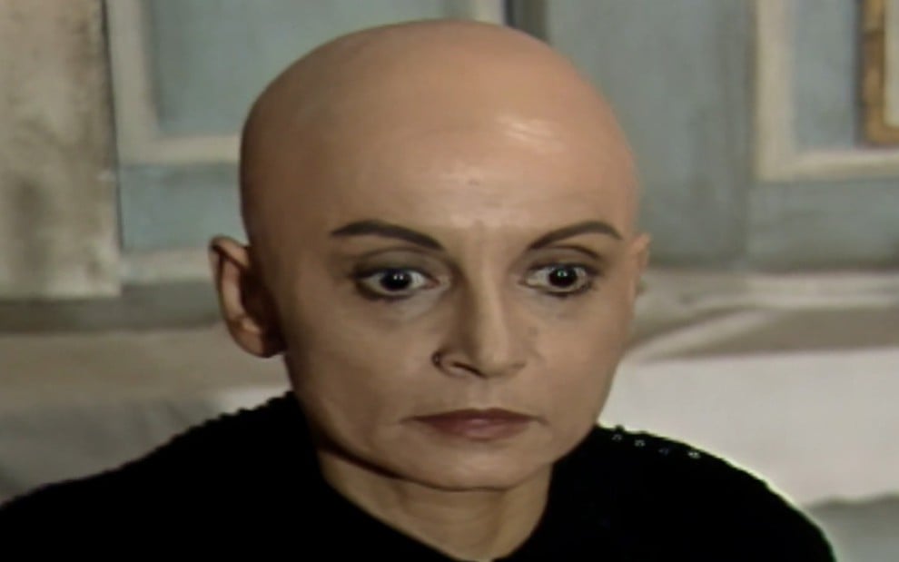 A atriz Joana Fomm, careca, como Perpétua em cena de Tieta