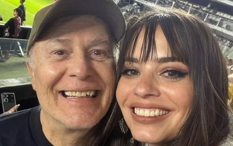 João Bourbonnais e Ju Ramone estão sorridentes, em selfie publicada no Instagram