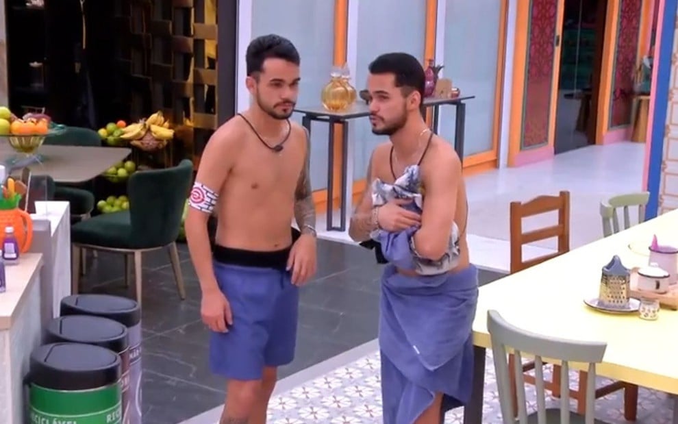 João Gabriel e João Pedro estão em pé na cozinha do BBB 25