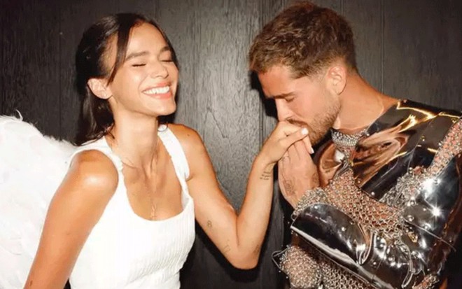 Bruna Marquezine e João Guilherme em uma festa à fantasia