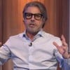 Foto mostra João Kleber durante entrevista