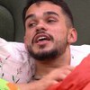 João Pedro no quarto do líder do BBB 25, deitado na cama, falando