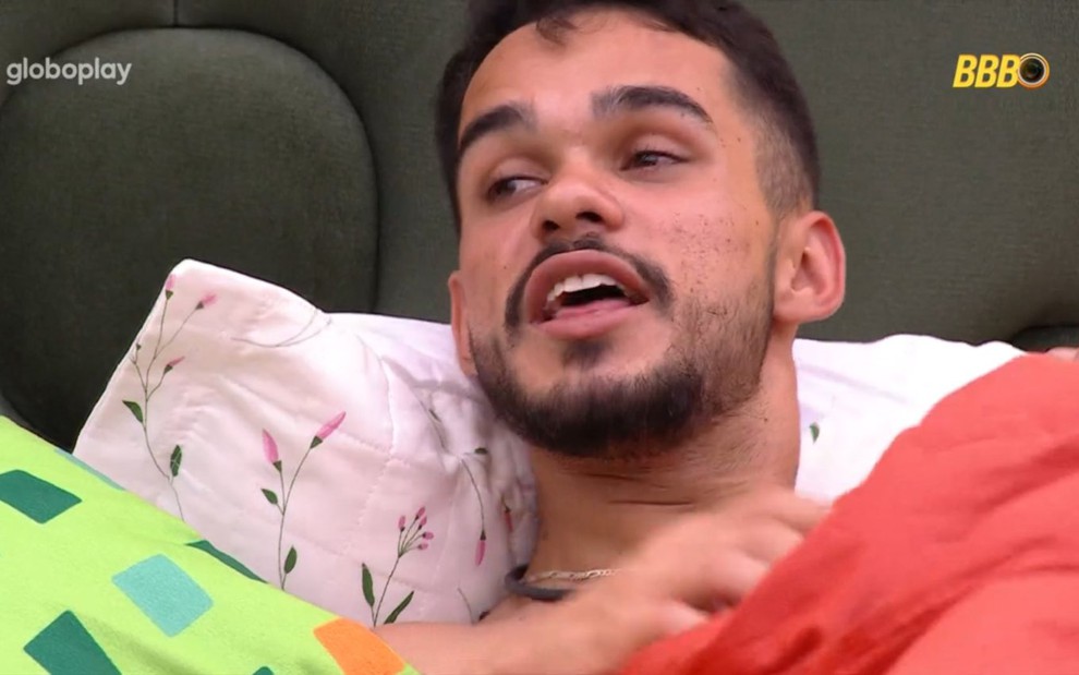 João Pedro no quarto do líder do BBB 25, deitado na cama, falando