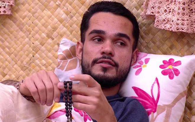 João Pedro Siqueira segura terço no BBB 25