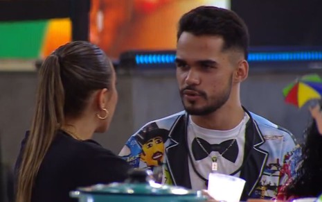 João Pedro Siqueira briga com Renata Saldanha, que está de costas na imagem, no BBB 25