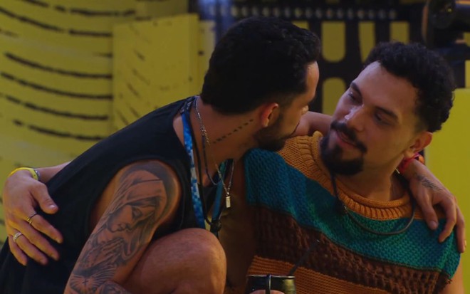 João Pedro e Vinícius abraçados e se entreolhando na festa do BBB 25