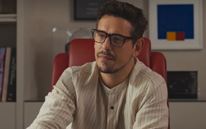 João Vicente de Castro está caracterizado como Renato, seu personagem no remake de Vale Tudo, da Globo