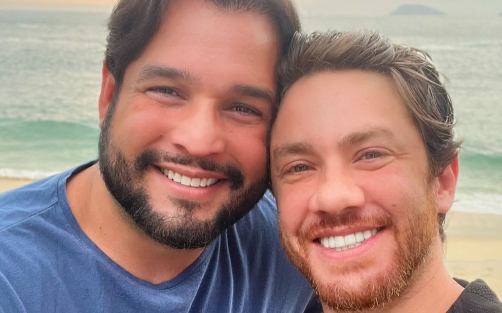 Foto mostra João Victor Amado ao lado do ator Leonardo Miggiorin