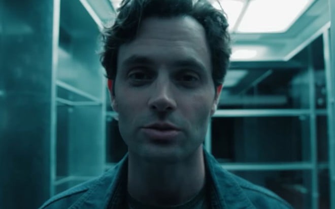 Joe (Penn Badgley) está com expressão séria em trailer da última temporada de You