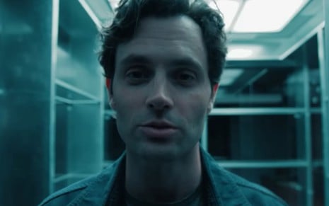 Joe (Penn Badgley) está com expressão séria em trailer da última temporada de You