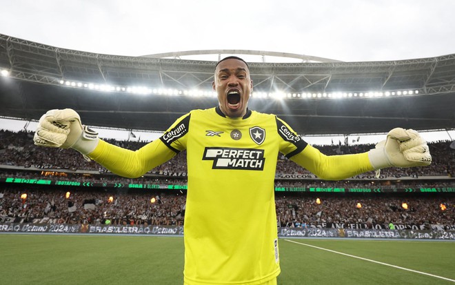 Goleiro John comemora título do Campeonato Brasileiro no estádio do Botafogo