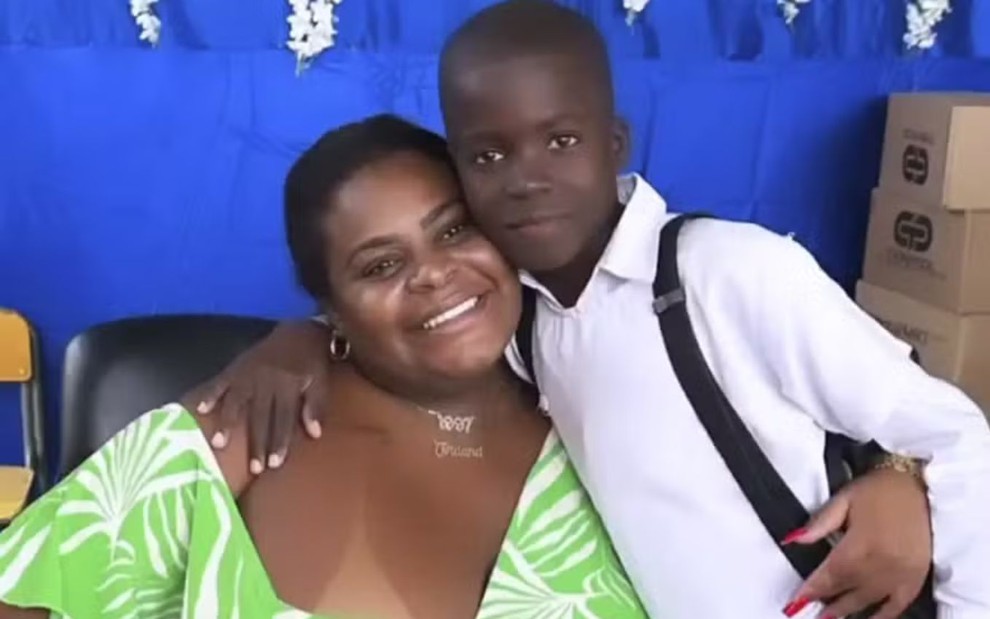 Jojo Todynho e Francisco, menino que pretendia adotar na África, abraçados e sorridentes em 2023 - Foto Reprodução