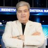 José Luiz Datena está de braços cruzados na Redação da RedeTV!