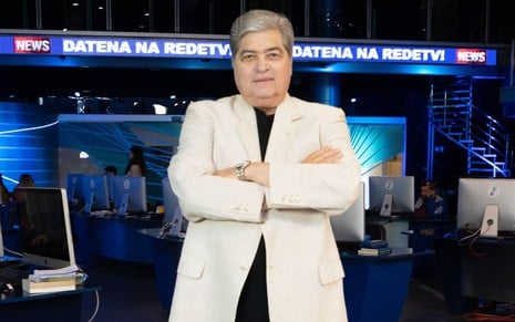 José Luiz Datena está de braços cruzados na Redação da RedeTV!