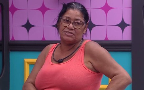 Joselma Silva está em pé no quarto anos 50 no BBB 25