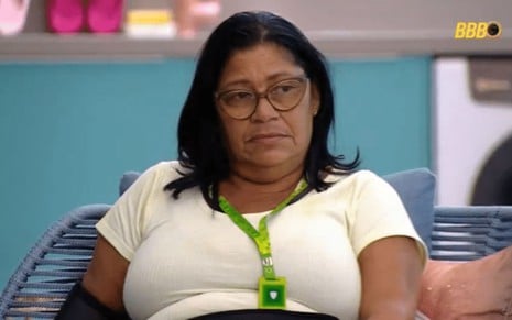 Joselma Silva está sentada na área externa do BBB 25, inexpressiva