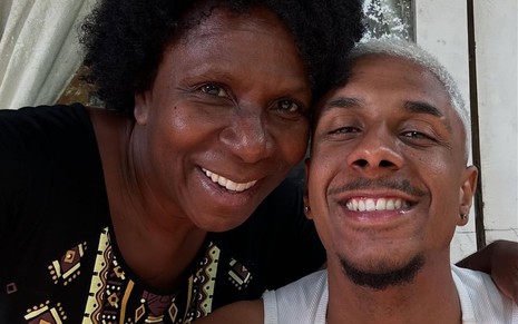 A atriz Ju Colombo lado a lado com o filho, Lucas, ambos aparecem sorridentes