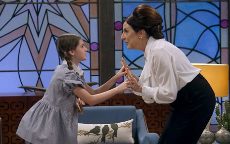 Lavínia (Juju Penido) e Norma (Clarice Niskier) em cena da novela A Caverna Encantada