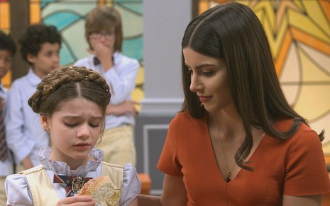 Lavínia (Juju Penido) e Pilar (Isabela Souza) em cena de A Caverna Encantada