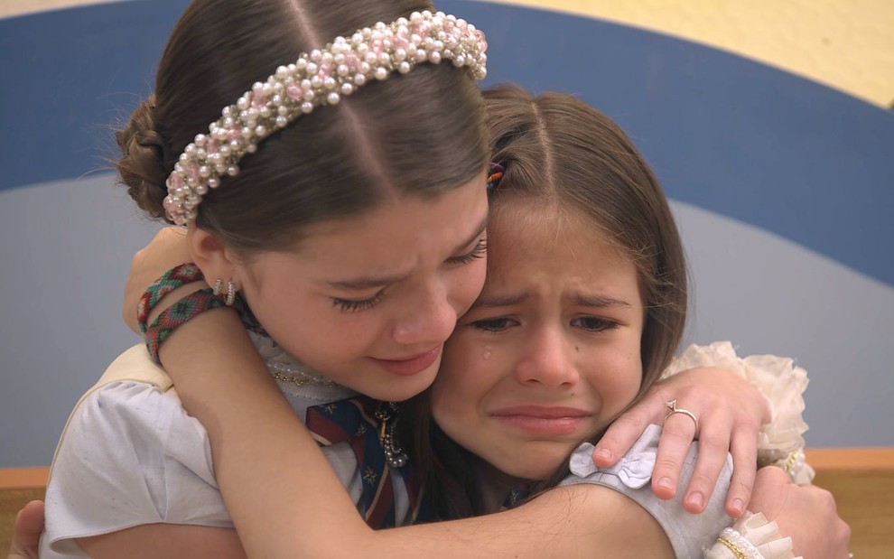 Lavínia (Juju Penido) abraça Anna (Mel Summers) em cena de A Caverna Encantada