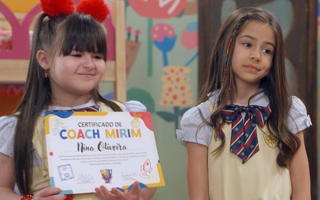 Nina (Juju Teófilo) ao lado de Anna (Mel Summers) em cena da novela A Caverna Encantada
