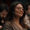 Juliana Paes usa óculos de grau e está séria em teaser da série Os Donos do Jogo