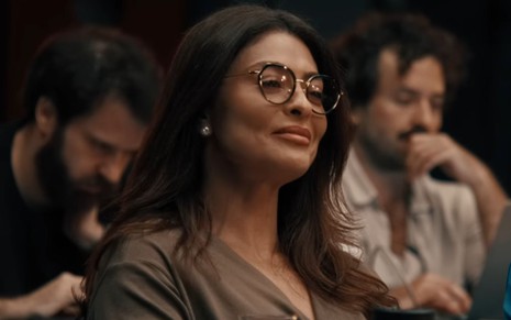 Juliana Paes usa óculos de grau e está séria em teaser da série Os Donos do Jogo