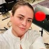 Juliana Silveira tira selfie ao lado de um microfone em estúdio de música