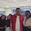 Juliana Marins posa sorridente em um campo. Ao lado, o ator Babu Santana em foto com a jovem e outras mulheres