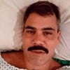 Montagem com duas imagens de Juliano Cazarré deitado em cama de hospital