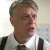 O ator Fabio Assunção com expressão assustada em cena de Garota do Momento