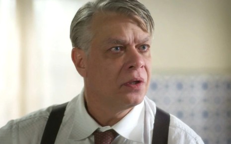 O ator Fabio Assunção com expressão assustada em cena de Garota do Momento