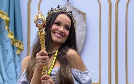 Juliette Freire durante o BBB 21, no quarto do lpider, sorrindo com uma coroa na cabeça