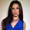 Foto de Juliette; ela veste um vestido azul