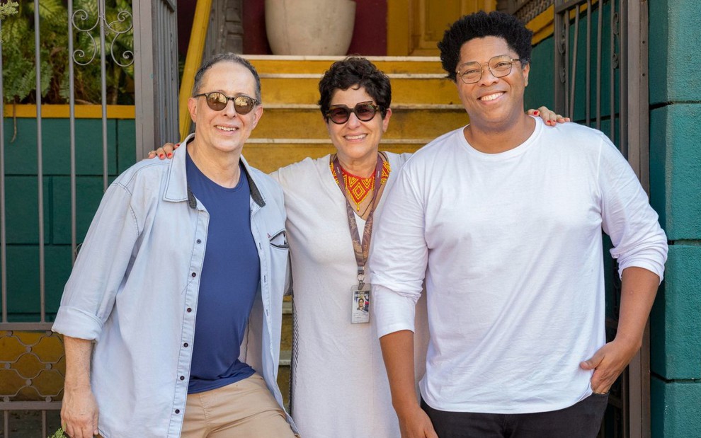 Júlio Fischer, Duca Rachid e Elisio Lopes Jr. posam abraçados no cenário de Amor Perfeito (2023)